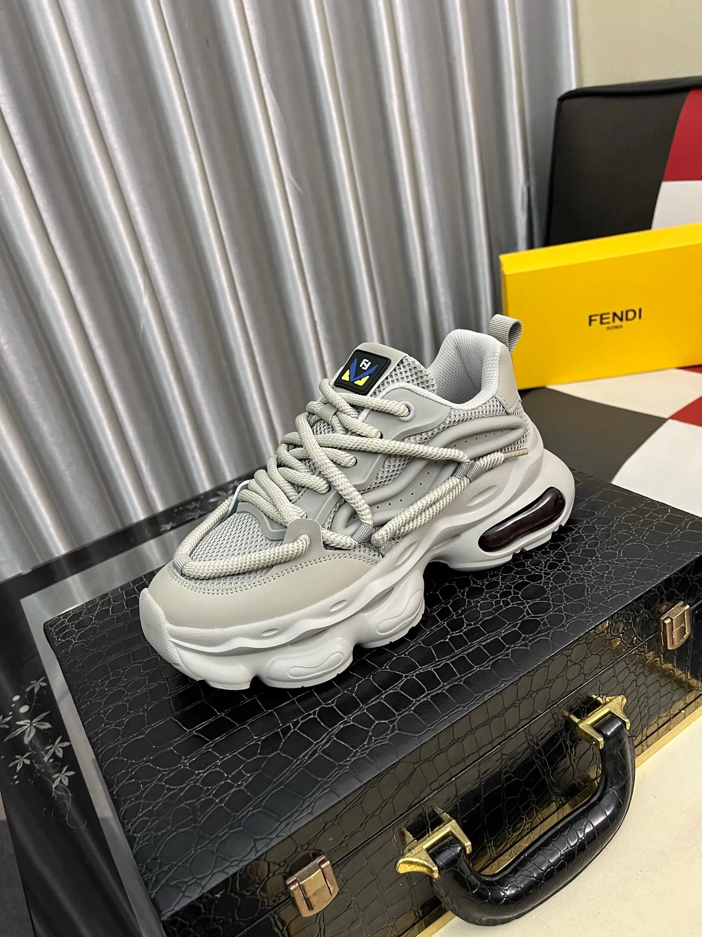 Men's shoes 💰480⌚️⌚️【FENDI】original quality.~ Unique modern style sneakers. 🏃A must-have casual shoe for trendy men😍😍 Original brand imported from Italy, imported original leather, sheep lining (refuses to discolor and grind feet) Sole: Original sole provided by the original factory, French lazy style design ⚠️Fit to the feet, original quality, super comfortable original sole. Just like shooting the real thing🎬The real thing is better, code number: 38-44